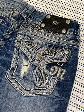 Miss Me Cuffed Capri JE3003P Distress Jeans embroidered bling size 28 x 25”